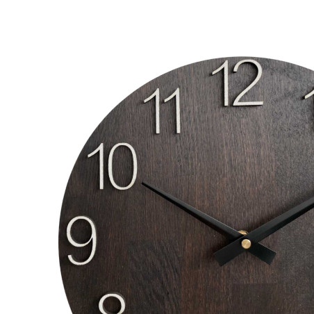 Drewniany zegar ścienny z rzeźbionymi cyframi i metalowymi wskazówkami. Drewniany zegar ścienny z rzeźbionymi cyframi i metalowymi wskazówkami.