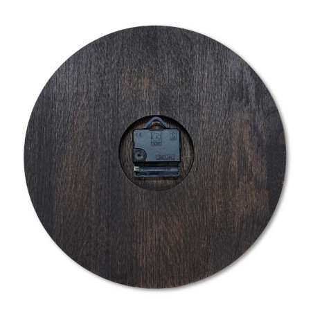 Zegar wykonany z naturalnego drewna o jasnej powierzchni i klasycznym układzie cyfr. Zegar wykonany z naturalnego drewna o jasnej powierzchni i klasycznym układzie cyfr.