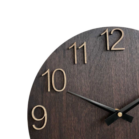 Drewniany zegar ścienny z rzeźbionymi cyframi i metalowymi wskazówkami. Drewniany zegar ścienny z rzeźbionymi cyframi i metalowymi wskazówkami.