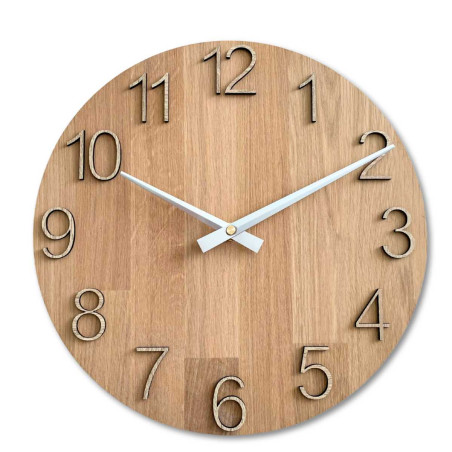 Zegar wykonany z litego drewna z wygrawerowanymi cyframi i naturalnym wzorem. Zegar wykonany z litego drewna z wygrawerowanymi cyframi i naturalnym wzorem.