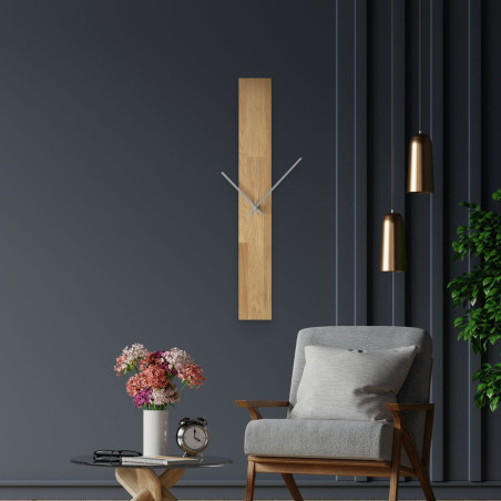 Nowoczesny zegar ścienny, przyklejony do białej ściany, z prostymi czarnymi wskazówkami. Nowoczesny zegar ścienny, przyklejony do białej ściany, z prostymi czarnymi wskazówkami.