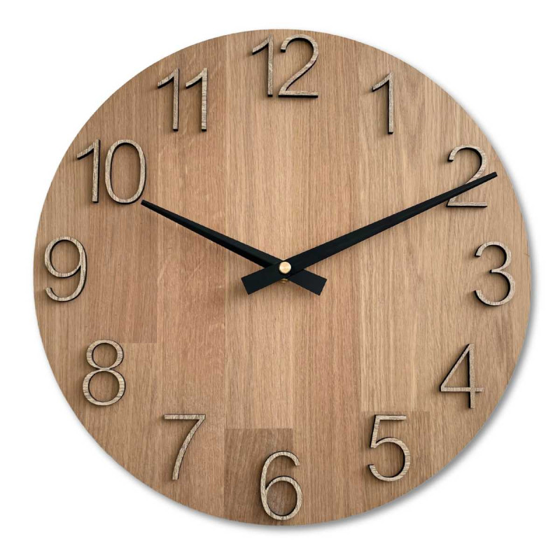 Zbliżenie drewnianej tarczy z subtelnym wycięciem w naturalnym stylu.