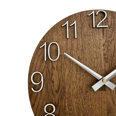 Zbliżenie drewnianej tarczy z subtelnym wycięciem w naturalnym stylu. Zbliżenie drewnianej tarczy z subtelnym wycięciem w naturalnym stylu.