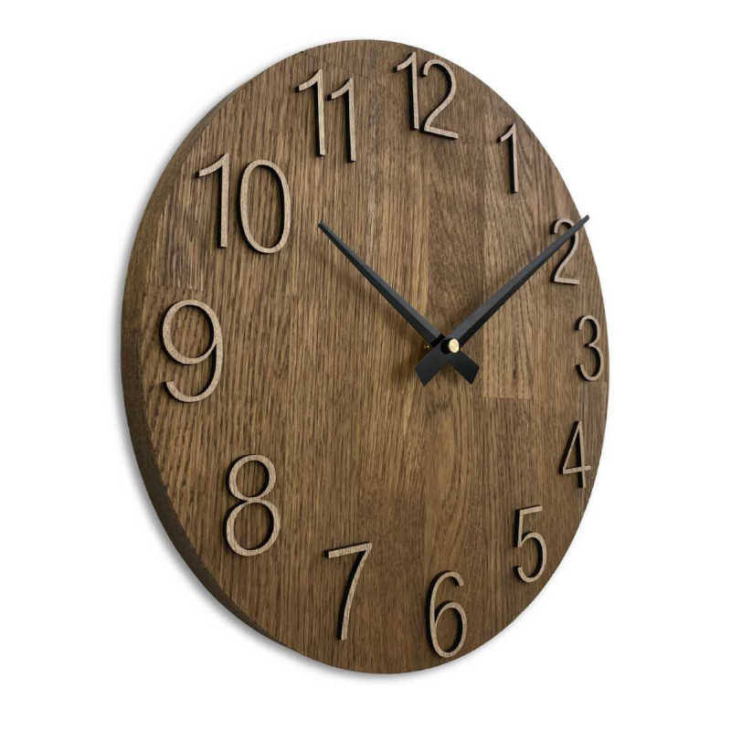 Zbliżenie drewnianej tarczy z subtelnym wycięciem w naturalnym stylu.