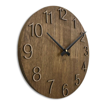 Zbliżenie drewnianej tarczy z subtelnym wycięciem w naturalnym stylu. Zbliżenie drewnianej tarczy z subtelnym wycięciem w naturalnym stylu.