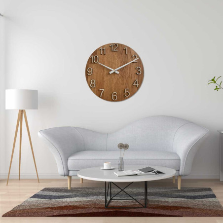 Zbliżenie drewnianej tarczy z subtelnym wycięciem w naturalnym stylu. Zbliżenie drewnianej tarczy z subtelnym wycięciem w naturalnym stylu.