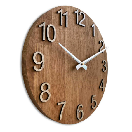 Drewniany zegar o symetrycznym kształcie i wycięciu inspirowanym motywami natury. Drewniany zegar o symetrycznym kształcie i wycięciu inspirowanym motywami natury.