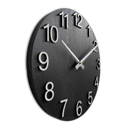 Drewniany zegar ścienny o okrągłym kształcie i srebrnych wskazówkach Drewniany zegar ścienny o okrągłym kształcie i srebrnych wskazówkach