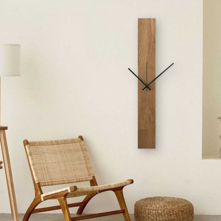 Pionowy zegar drewniany z połączonymi czarnymi i srebrnymi wskazówkami bez cyfr. Pionowy zegar drewniany z połączonymi czarnymi i srebrnymi wskazówkami bez cyfr.