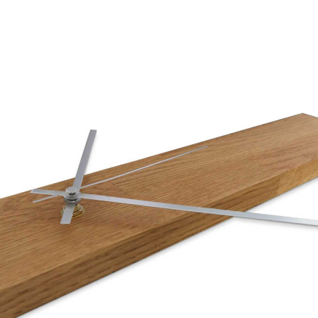 Drewniany zegar o pionowym kształcie i nowoczesnym wyglądzie Drewniany zegar o pionowym kształcie i nowoczesnym wyglądzie