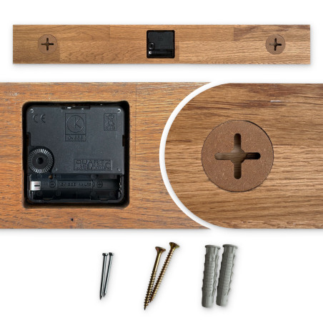 Drewniany zegar ścienny z charakterystycznymi czarnymi cyframi i czarnymi wskazówkami. Drewniany zegar ścienny z charakterystycznymi czarnymi cyframi i czarnymi wskazówkami.