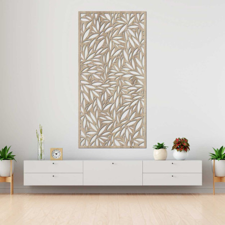 Panel dekoracyjny z wyciętymi liśćmi na jasnej ścianie Panel dekoracyjny z wyciętymi liśćmi na jasnej ścianie