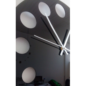 Nowoczesny zegar ścienny wykonany z tworzywa sztucznego. Produkcja własna, X-momo 2