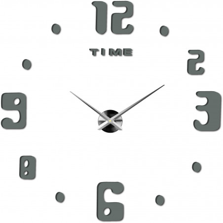 Zegar z oryginalnymi, dużymi cyframi w różnych rozmiarach i srebrnymi wskazówkami. Zegar z oryginalnymi, dużymi cyframi w różnych rozmiarach i srebrnymi wskazówkami.