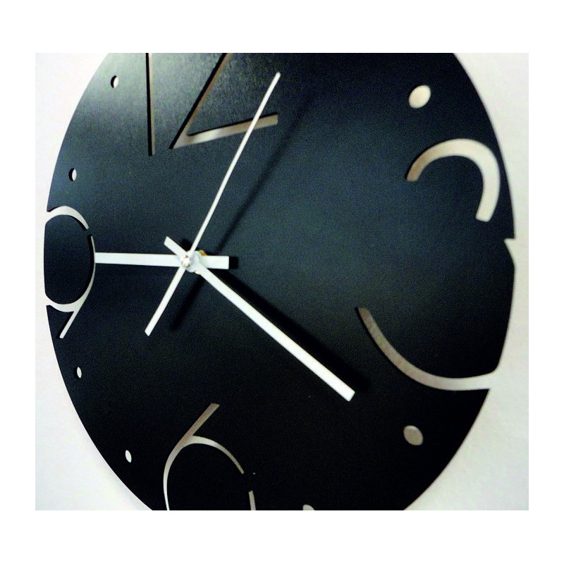 Cichy zegar ze stylową tarczą i kontrastującymi wskazówkami na dębowej desce.