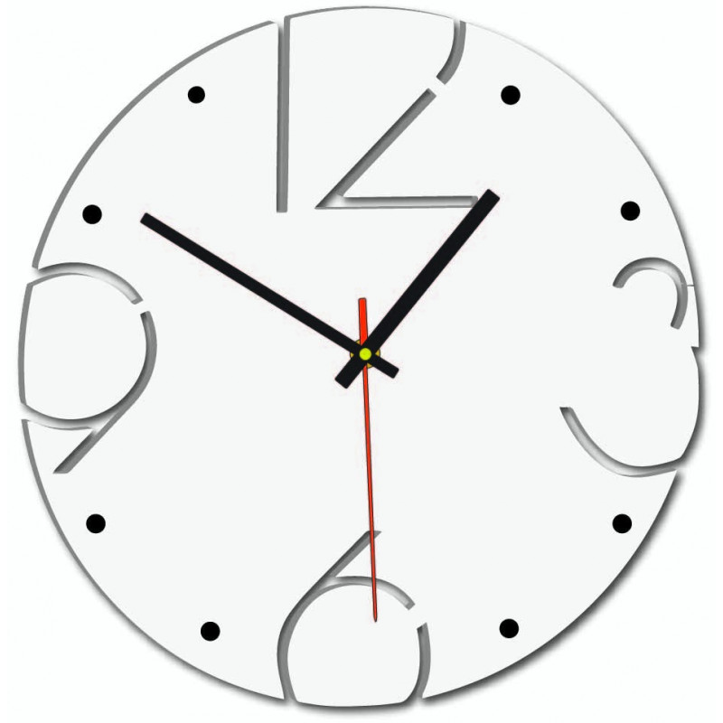 Designerski zegar ścienny z cyframi wyrzeźbionymi na jasnej drewnianej desce.