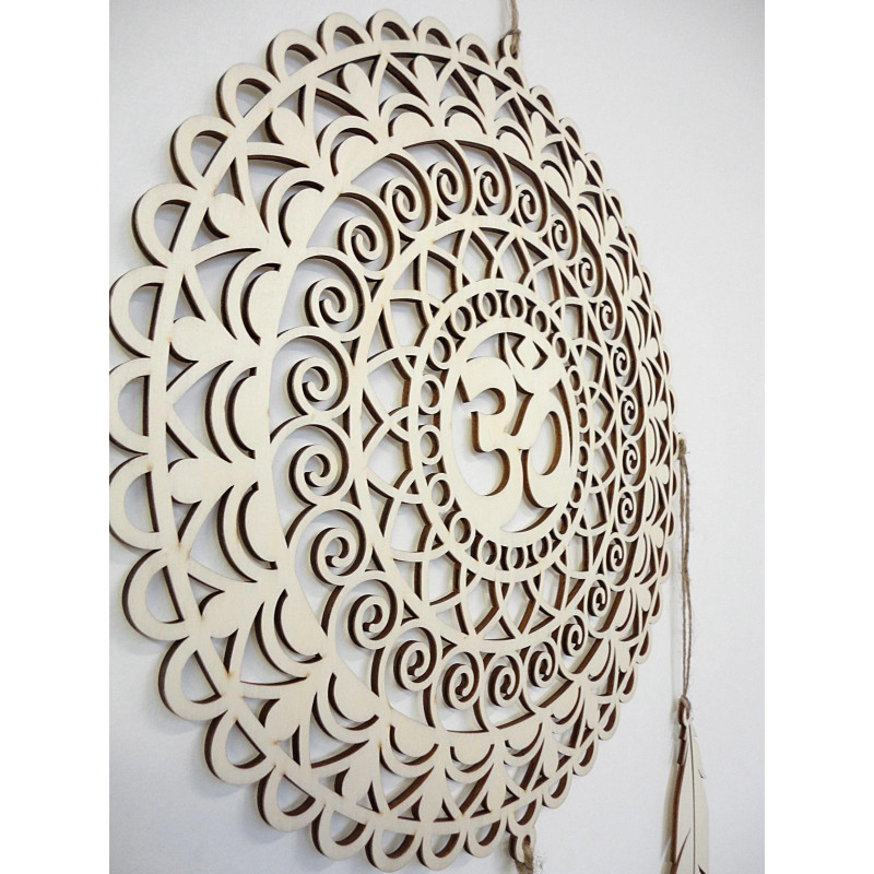 Łapacz snów w stylu boho wykonany z drewna, symbol OM, naturalna dekoracja, idealny na prezent lub do salonu.