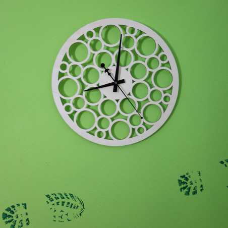 Zegar ścienny wykonany ze sklejki drewnianej podążający śladami czasu