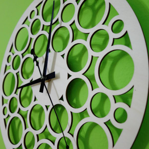 Zegar ścienny wykonany ze sklejki drewnianej podążający śladami czasu 2