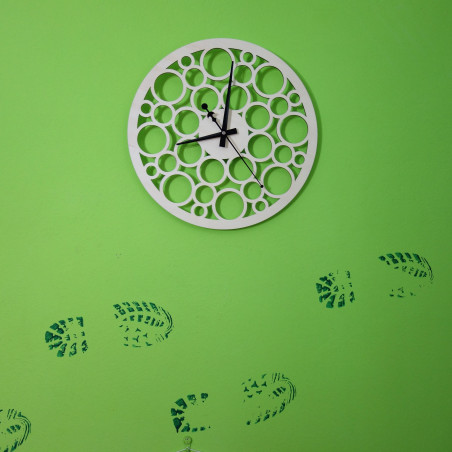 Zegar ścienny wykonany ze sklejki drewnianej podążający śladami czasu